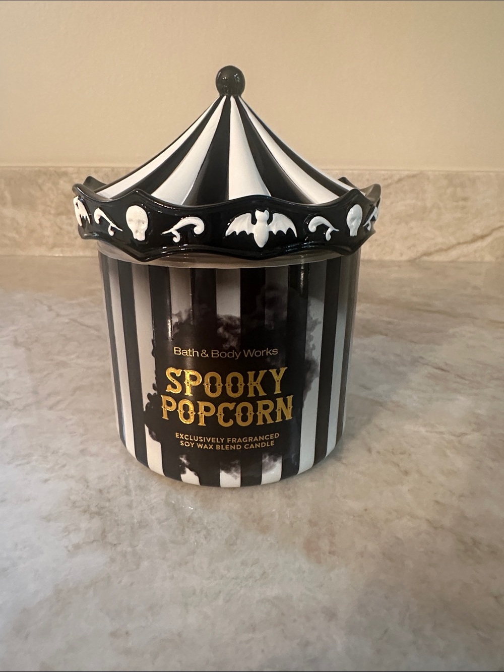 Bath & Body Works Spooky Popcorn Candle - Black & White